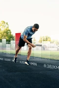 Runner tracks performance on a track with various pace statistics displayed Fotos de archivo