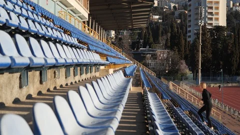 Runner training on the stairs Video stock 106341986