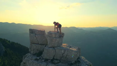 Runner Triumphantly Standing on Cliff at Sunrise 스톡 동영상 314202292