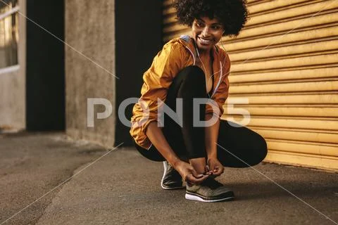 Runner tying shoe laces Stock Photos