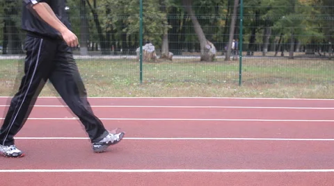 Runner tying shoelaces Stockbeeldmateriaal 55766851