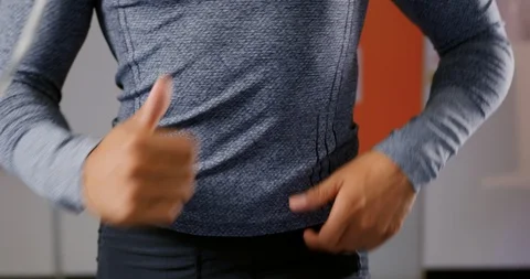 Runner using metabolic gas analyser 動画素材 115936676