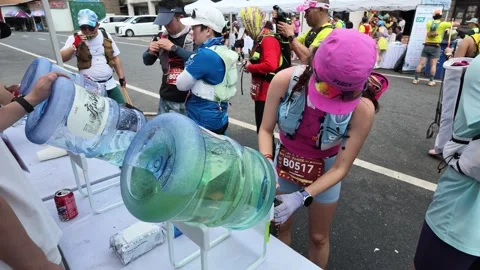 Runner Using Water Dispenser at Aid Station, Lushan Trail Race 스톡 동영상 346717904