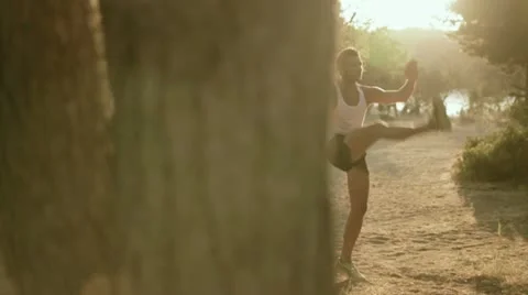 Runner at warm up Vídeos de archivo 12123061