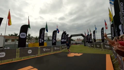 Runner waves to people watching the competition Видео 240256730