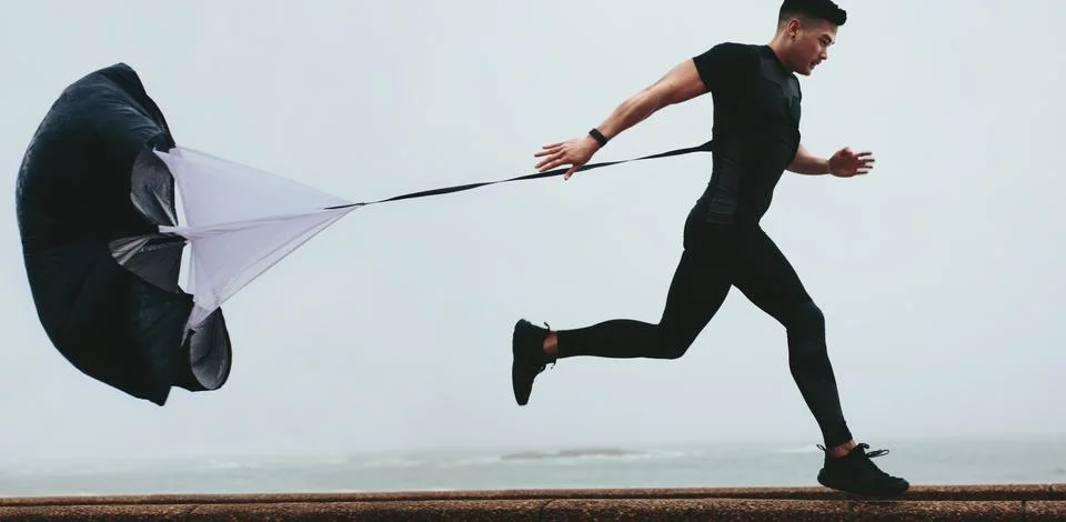 Runner working out using resistance parachute Fotos de archivo