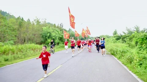 Runners approaching camera with young participant Vídeos de archivo 341738453