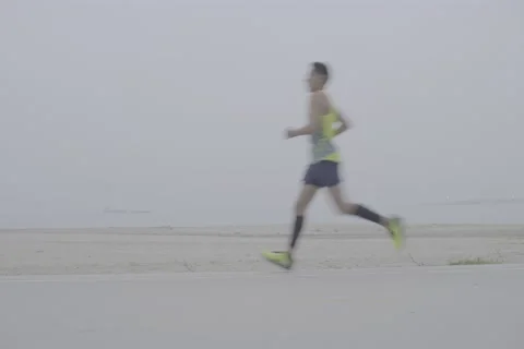 Runners at the beach 6k V Log 24p 스톡 동영상 218335482