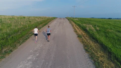 Runners on a dirt road Vídeo Stock 125842244