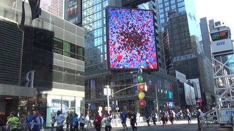 Runners down Seventh Avenue, Six Video stock 51059119