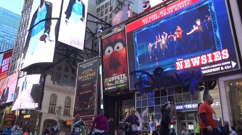 Runners down Seventh Avenue, Thirteen Video stock 51059123