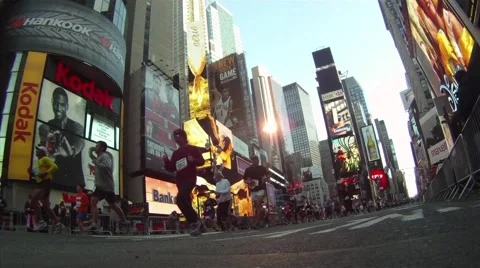 Runners down Seventh Avenue, Three Video stock 51059109