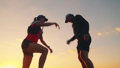 Runners High-five on Rocky Peak at Sunset Vídeos de archivo 314202402