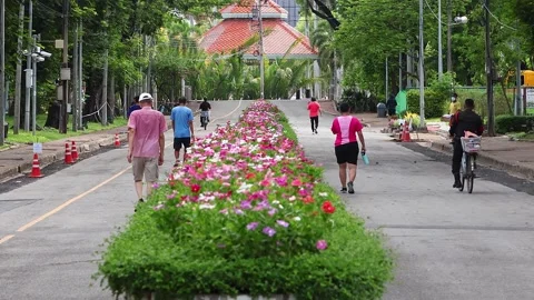 Runners in Lumpini park. Stock Footage 283319388