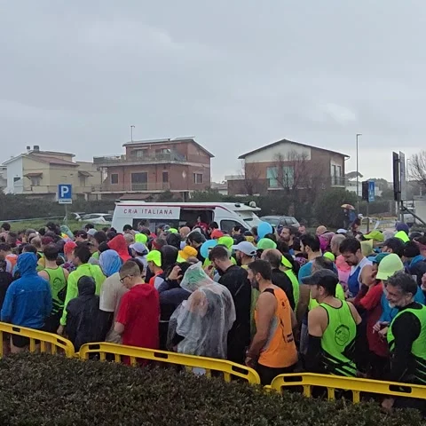 Runners at the rainy start of a half marathon and 30 km race in Fregene, Italy Stock-Footage 301472143