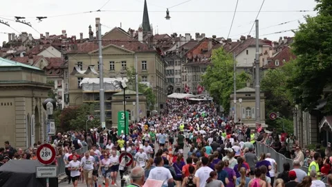 Runners running through Bern old town, city run establisher Vidéo 275887159
