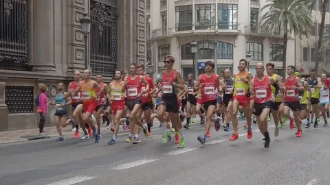 Runners in Slow Motion in a City Vídeo Stock 119149581