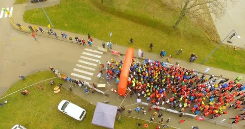 Runners, starting their mark from the orange starting line of the marathon Vidéo 122313619