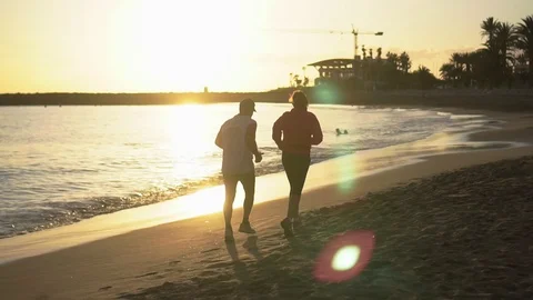 Runners on Sunset Beach Видео 121858551