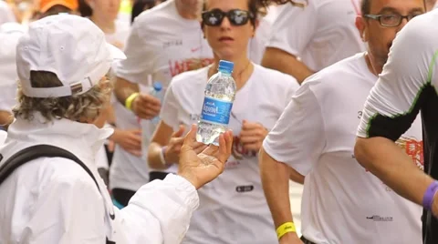 Runners taking water bottle Video stock 45720917
