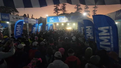 Runners waiting to start the mountain marathon in vietnam Видео 295574939