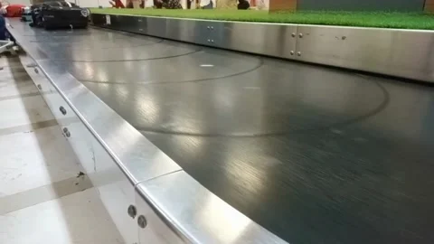 A running baggage conveyor distributes the luggage of airplane passengers Vídeo Stock 252633863