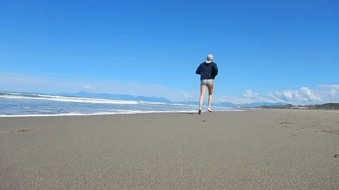 Running barefoot on the beach going 4615 Video stock 107951251