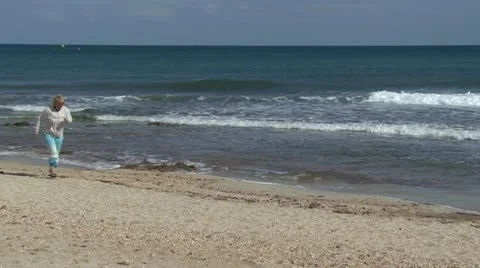Running on the beach Video stock 12050007