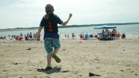 Running to the beach 動画素材 54336821