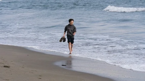 Running on the Beach Video stock 100895578