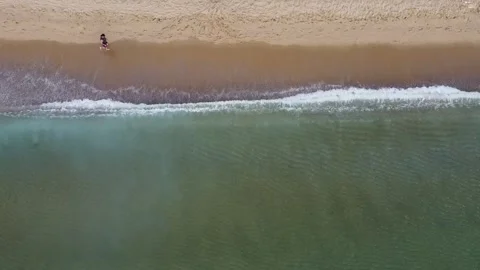 Running on the beach Stockbeeldmateriaal 137291011