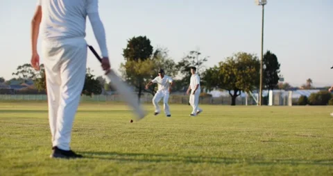 Running bowler delivering red ball toward Indian batsman while fielder diving to Vídeos de archivo 344104250