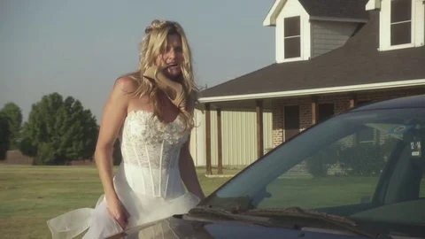 Running bride 動画素材 84690346