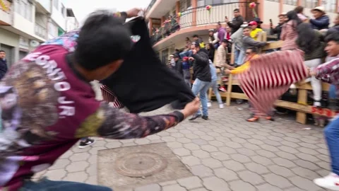 Running of the bulls through the streets. Toros de Pillaro Ecuador 2023_7.mov Stock-Footage 335814554