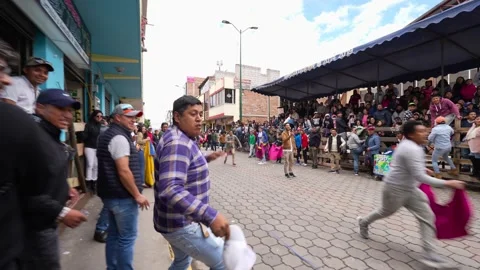 Running of the bulls through the streets. Toros de Pillaro Ecuador 2023_9.mov Stockbeeldmateriaal 335814560
