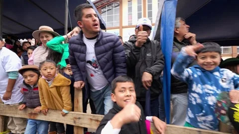 Running of the bulls through the streets. Toros de Pillaro Ecuador 2023_10.mov Stock-Footage 335814588