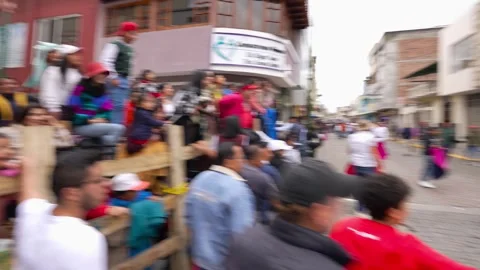 Running of the bulls through the streets. Toros de Pillaro Ecuador 2023_16.mov Vídeos de archivo 335814644