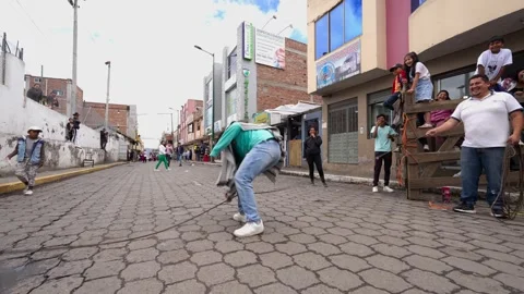 Running of the bulls through the streets. Toros de Pillaro Ecuador 2023_18.mov Stock-Footage 335814701