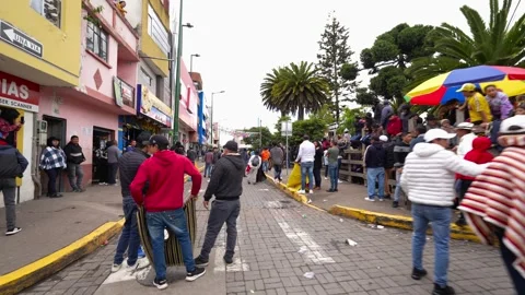 Running of the bulls through the streets. Toros de Pillaro Ecuador 2023_19.mov Vídeos de archivo 335814710