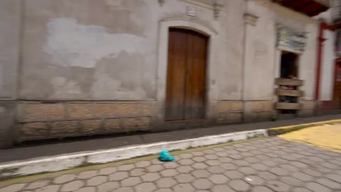 Running of the bulls through the streets. Toros de Pillaro Ecuador 2023_28.mov Vídeos de archivo 335814814