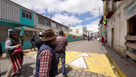 Running of the bulls through the streets. Toros de Pillaro Ecuador 2023_31.mov Stock-Footage 335814835