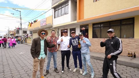 Running of the bulls through the streets. Toros de Pillaro Ecuador 2023_34.mov Stock-Footage 335814837