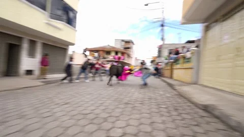 Running of the bulls through the streets. Toros de Pillaro Ecuador 2023_33.mov Stock-Footage 335814838