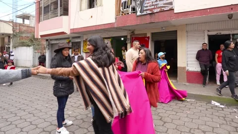Running of the bulls through the streets. Toros de Pillaro Ecuador 2023_35.mov Vídeos de archivo 335814871