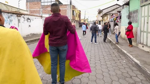 Running of the bulls through the streets. Toros de Pillaro Ecuador 2023_38.mov Stock-Footage 335814898