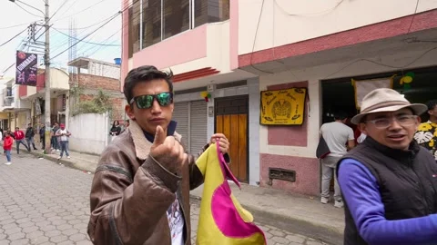 Running of the bulls through the streets. Toros de Pillaro Ecuador 2023_36.mov Stock-Footage 335814899