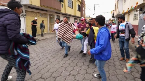 Running of the bulls through the streets. Toros de Pillaro Ecuador 2023_41.mov Vídeos de archivo 335814904