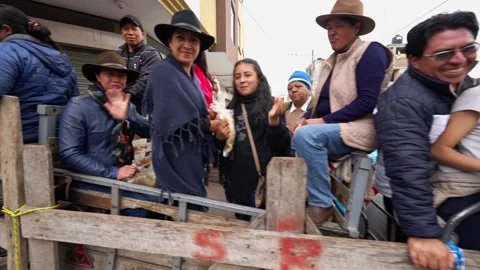Running of the bulls through the streets. Toros de Pillaro Ecuador 2023_42.mov Vídeos de archivo 335814909