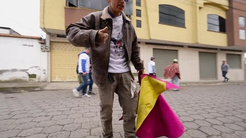 Running of the bulls through the streets. Toros de Pillaro Ecuador 2023_44.mov Stock-Footage 335814919