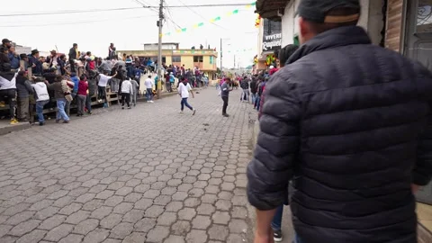 Running of the bulls through the streets. Toros de Pillaro Ecuador 2023_43.mov Vídeos de archivo 335814922
